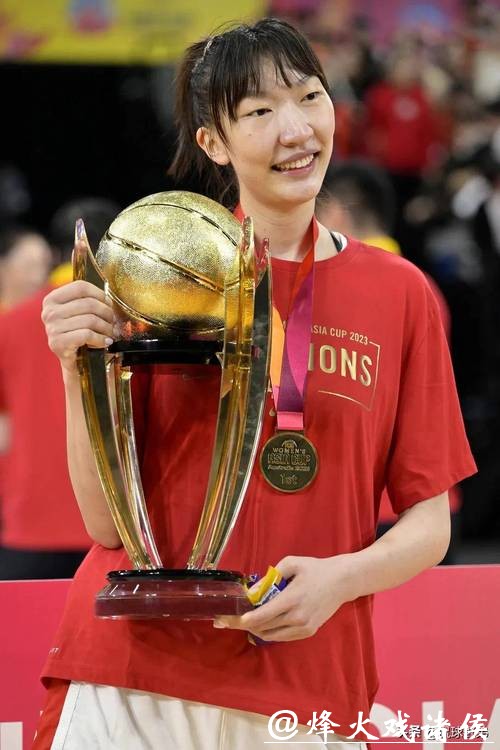 2米12+19岁新星崛起!中国女篮内线再添王牌,能超越韩旭吗? 2米12+19岁新星崛起!中国女篮内线再添王牌,能超越韩旭吗?